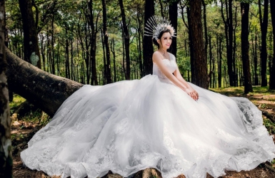 Váy quây giúp cô dâu vai to tôn lên được ưu điểm hoàn hảo nhất