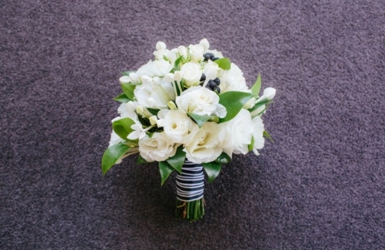 Chia sẻ những mẫu hoa cưới màu trắng đẹp nhất cho cô dâu